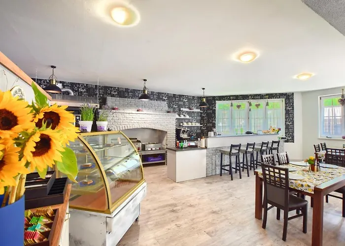 & Piano בית הארחה