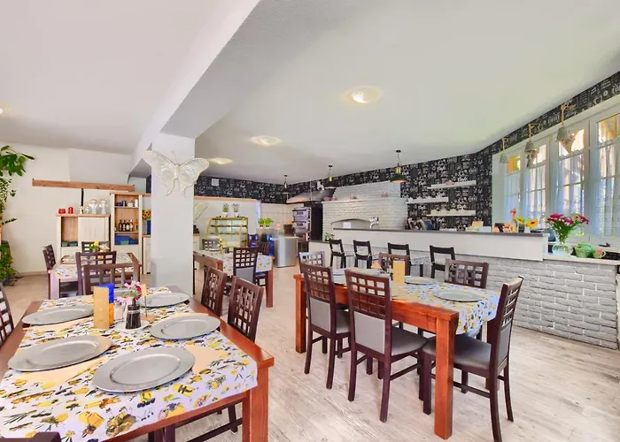 & Piano بيت ضيافة